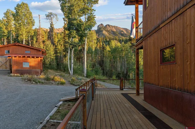 a view of a house with backyard and trees