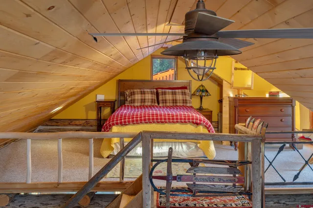 a view of entryway with a balcony