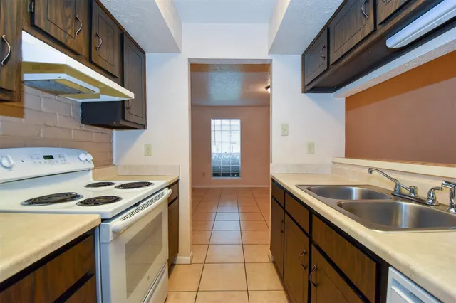 $1,100 | 1517 Barcelona Way Drive, Baytown, TX 77520