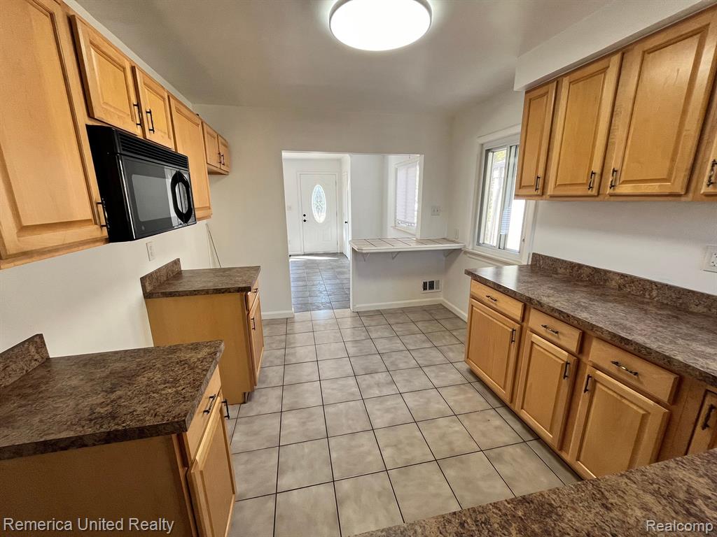 347 Longfellow Inkster, MI 48141 - Photo 4 of 37