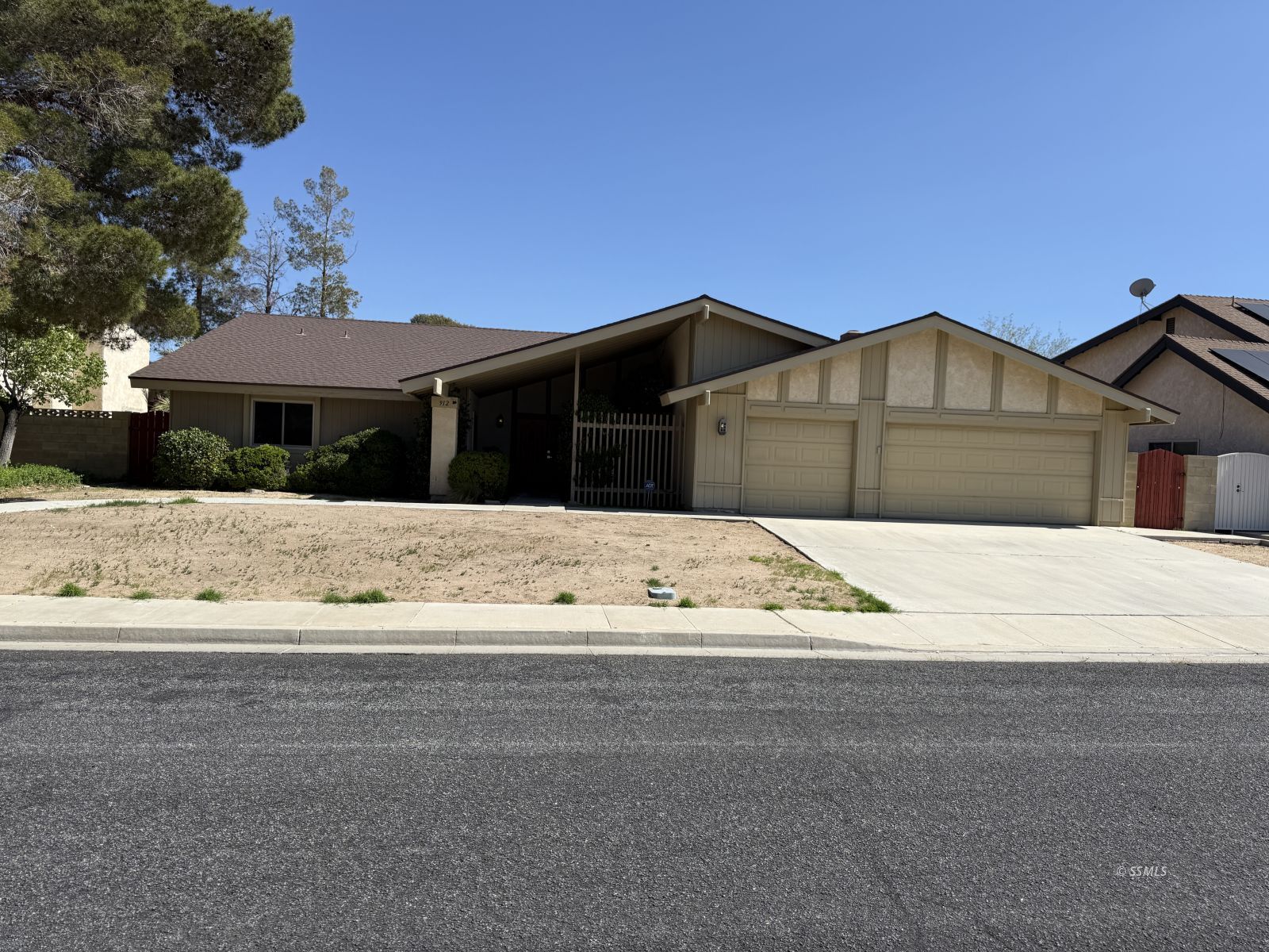912 Randall Street Ridgecrest, CA 93555 - Photo 2 of 29