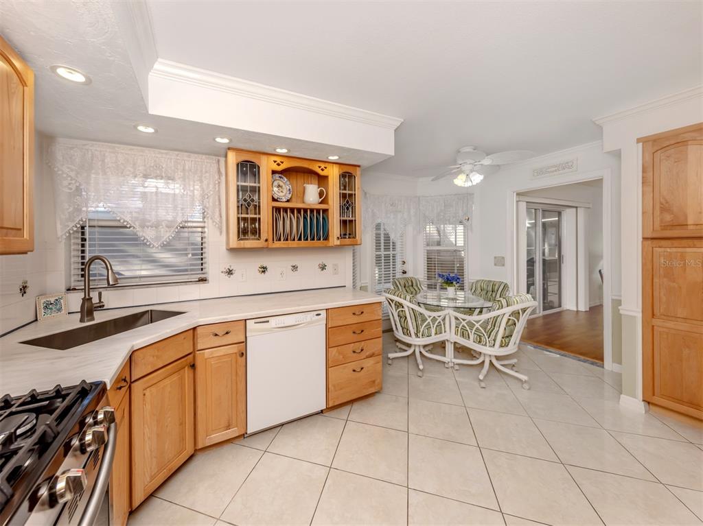 561 Clubside Circle, Unit 58 Venice, FL 34293 - Photo 21 of 44 a large kitchen with a large window
