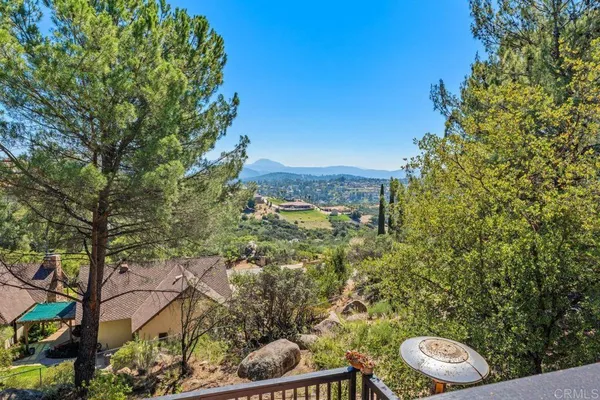 a view of a back yard of the area