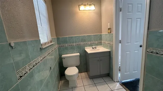 a view of a yard with a house