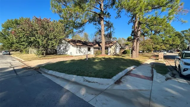 a view of a backyard