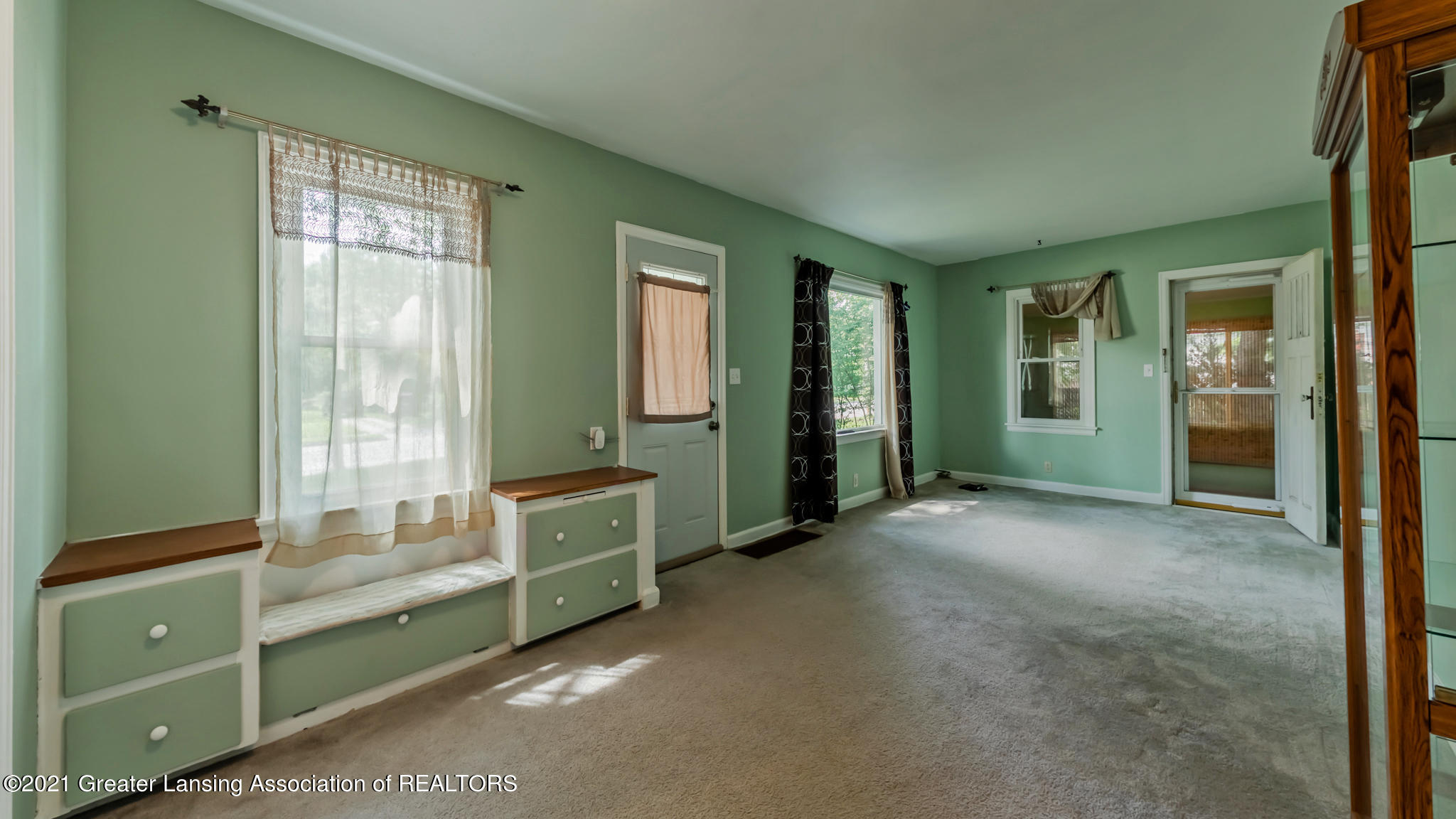 3025 Pleasant Grove Road Lansing, MI 48910 - Photo 5 of 21 Living Room 1