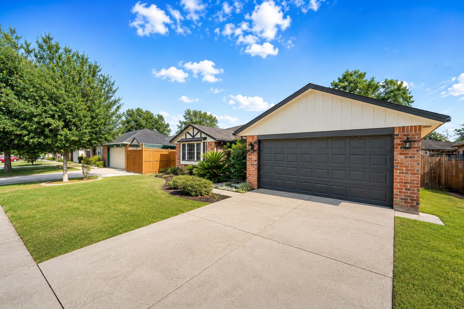 9438 Fuqua Street Houston, TX 77075 - Photo 2 of 28