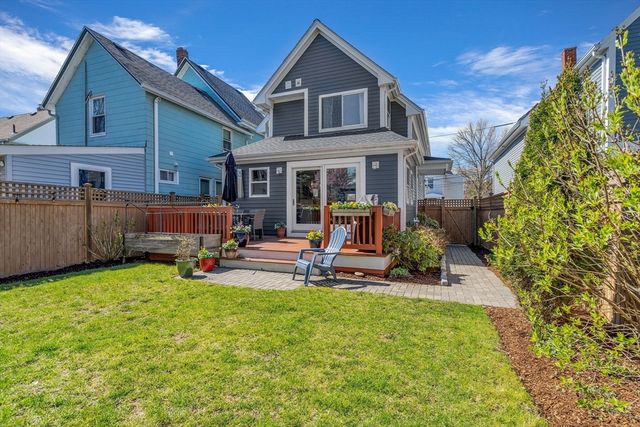a view of entryway with a front door