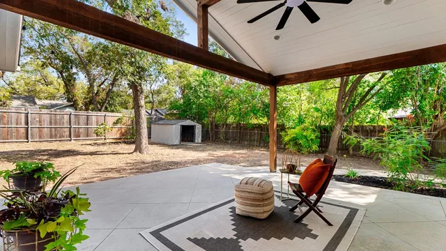 a view of back yard of the house