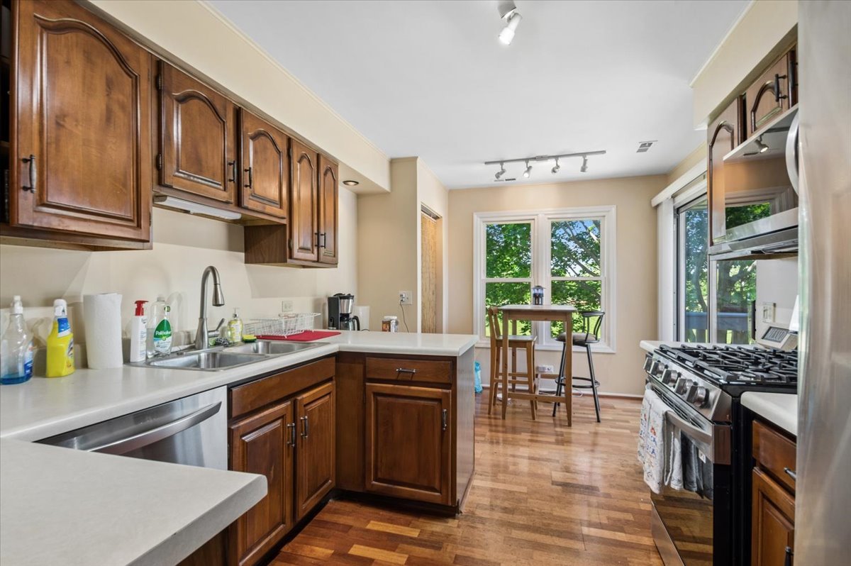 166 Hemingway Court, Unit 252 Vernon Hills, IL 60061 - Photo 8 of 18 a kitchen with a sink stove and cabinets