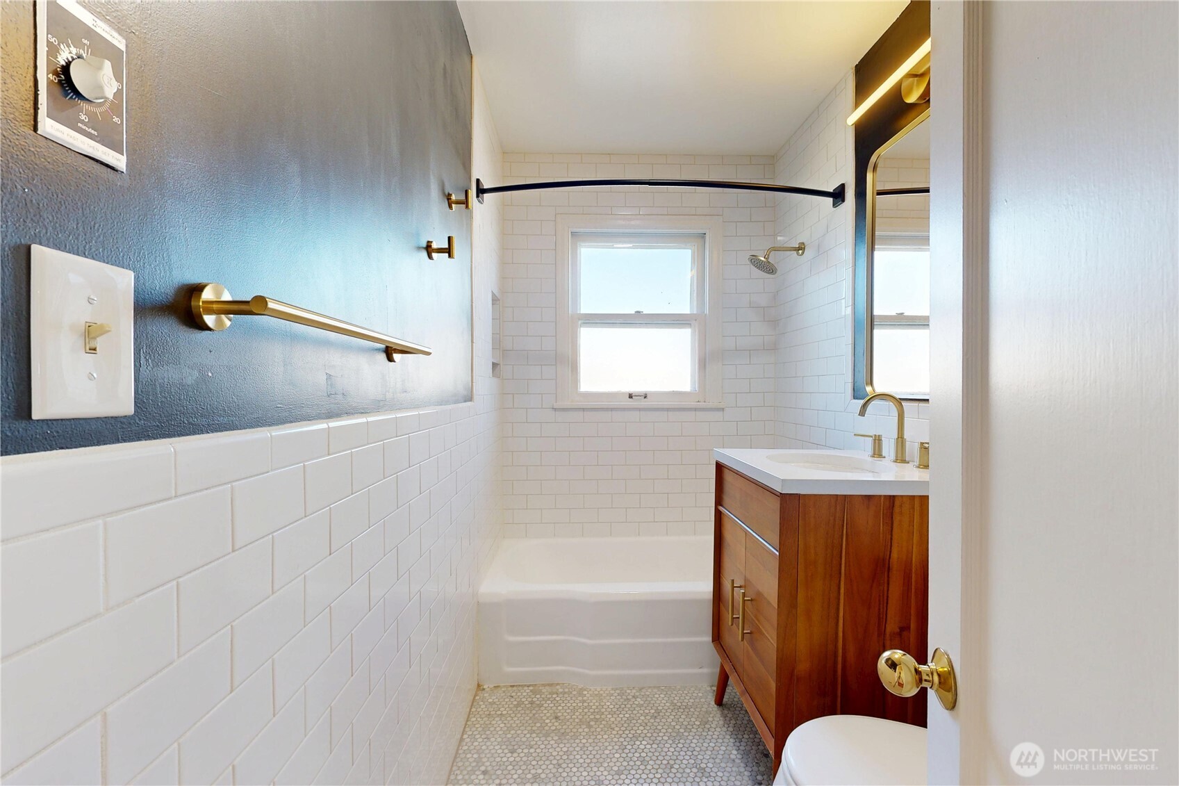 1303 Modoc Street Walla Walla, WA 99362 - Photo 21 of 40 a bathroom with a sink and mirror with bathtub