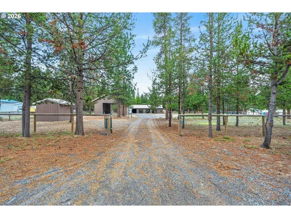 a view of a yard with basketball court