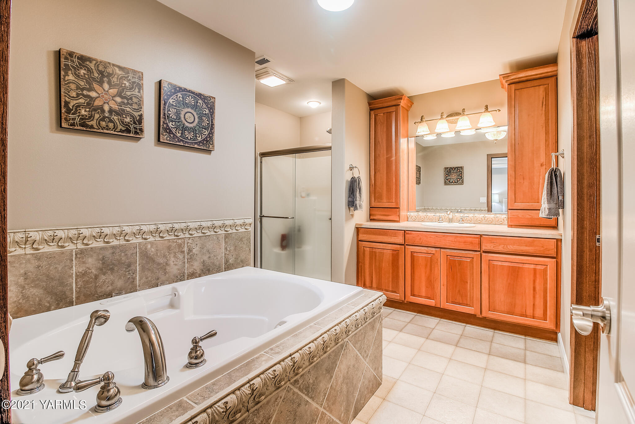 12001 West Barrett Road Yakima, WA 98908 - Photo 28 of 66 Generous Ensuite