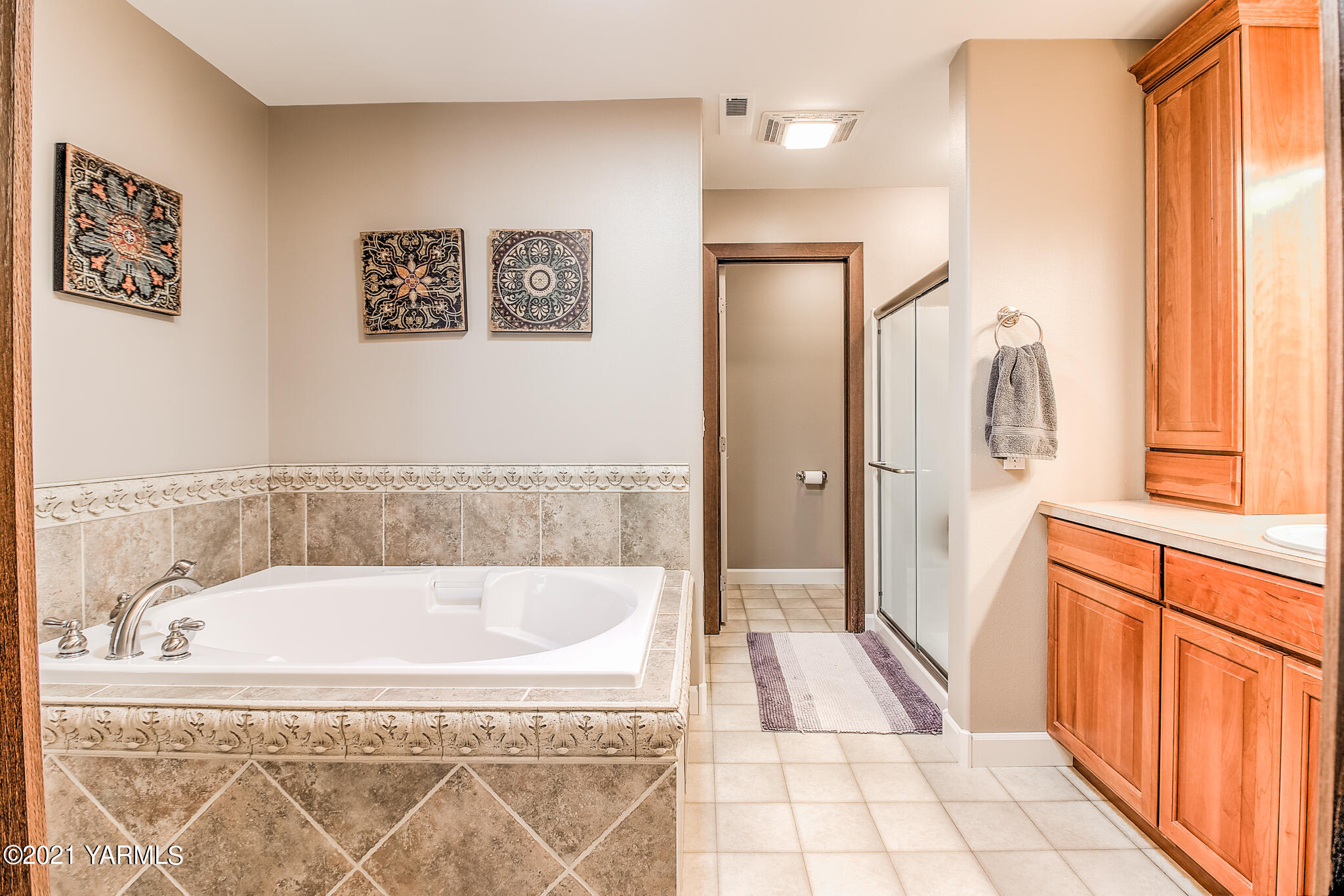 12001 West Barrett Road Yakima, WA 98908 - Photo 29 of 66 Generous Ensuite