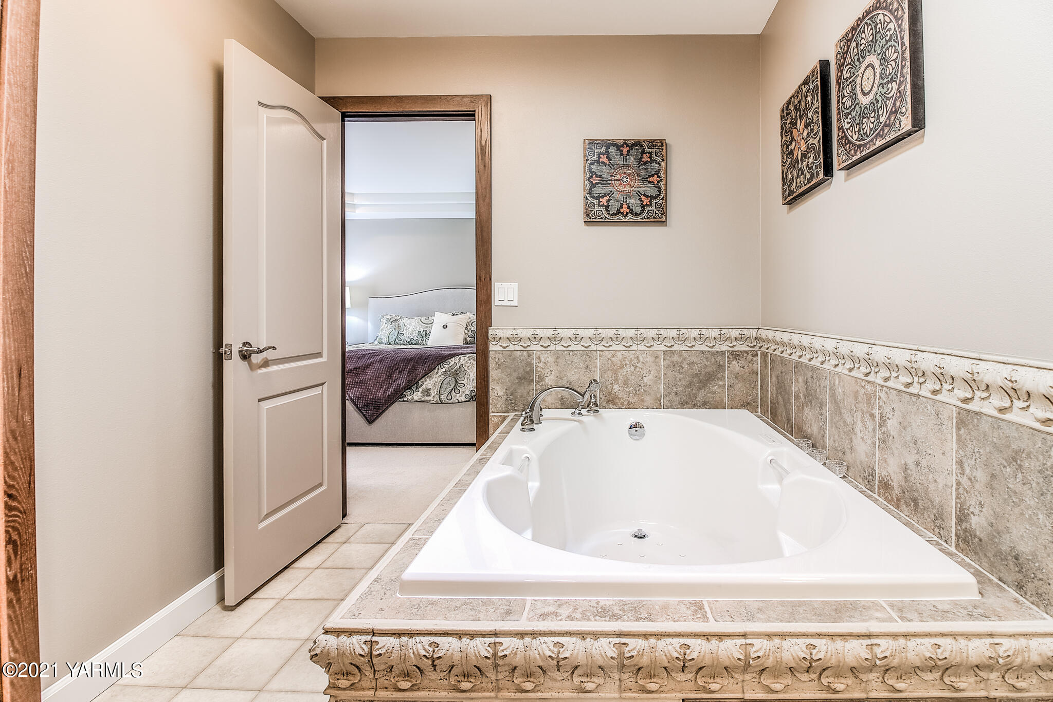12001 West Barrett Road Yakima, WA 98908 - Photo 30 of 66 Generous Ensuite