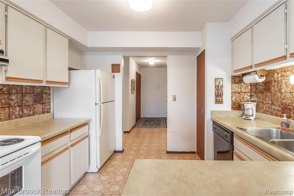1695 Riverside Drive, Unit 12 Rochester Hills, MI 48309 - Photo 10 of 29