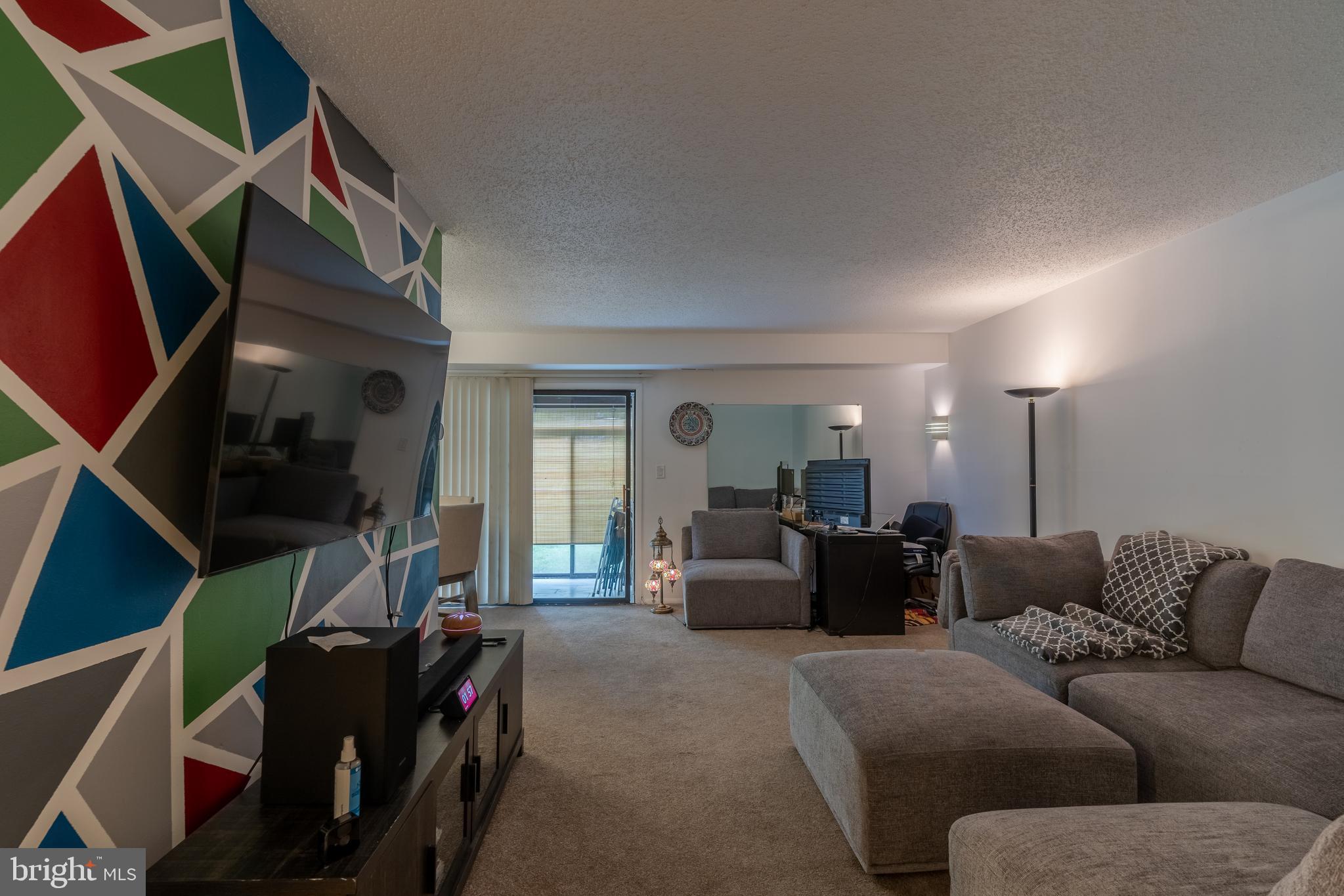 5 Suntop Court, Unit T1 Baltimore, MD 21209 - Photo 2 of 16 Livingroom