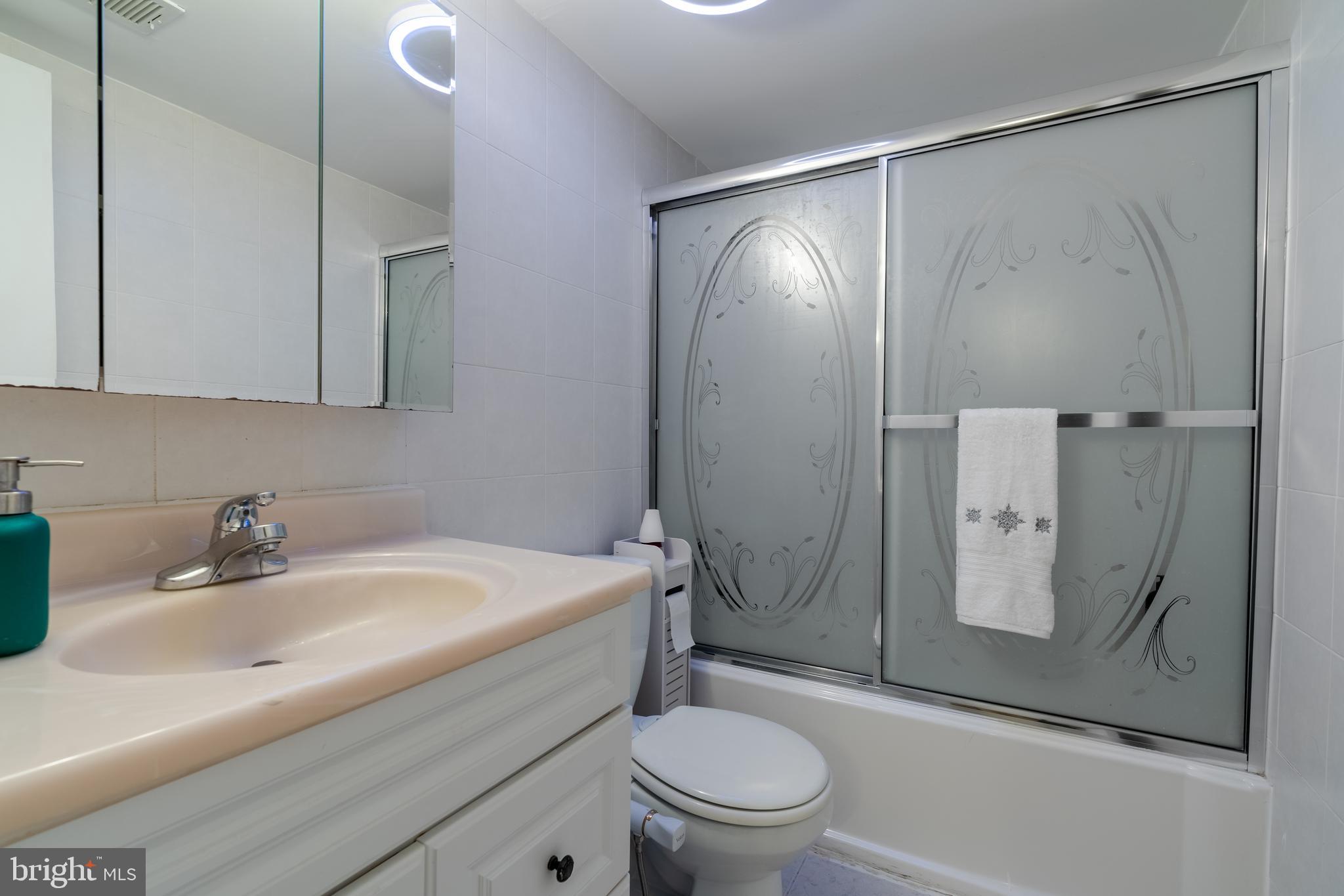 5 Suntop Court, Unit T1 Baltimore, MD 21209 - Photo 11 of 16 Full Bathroom