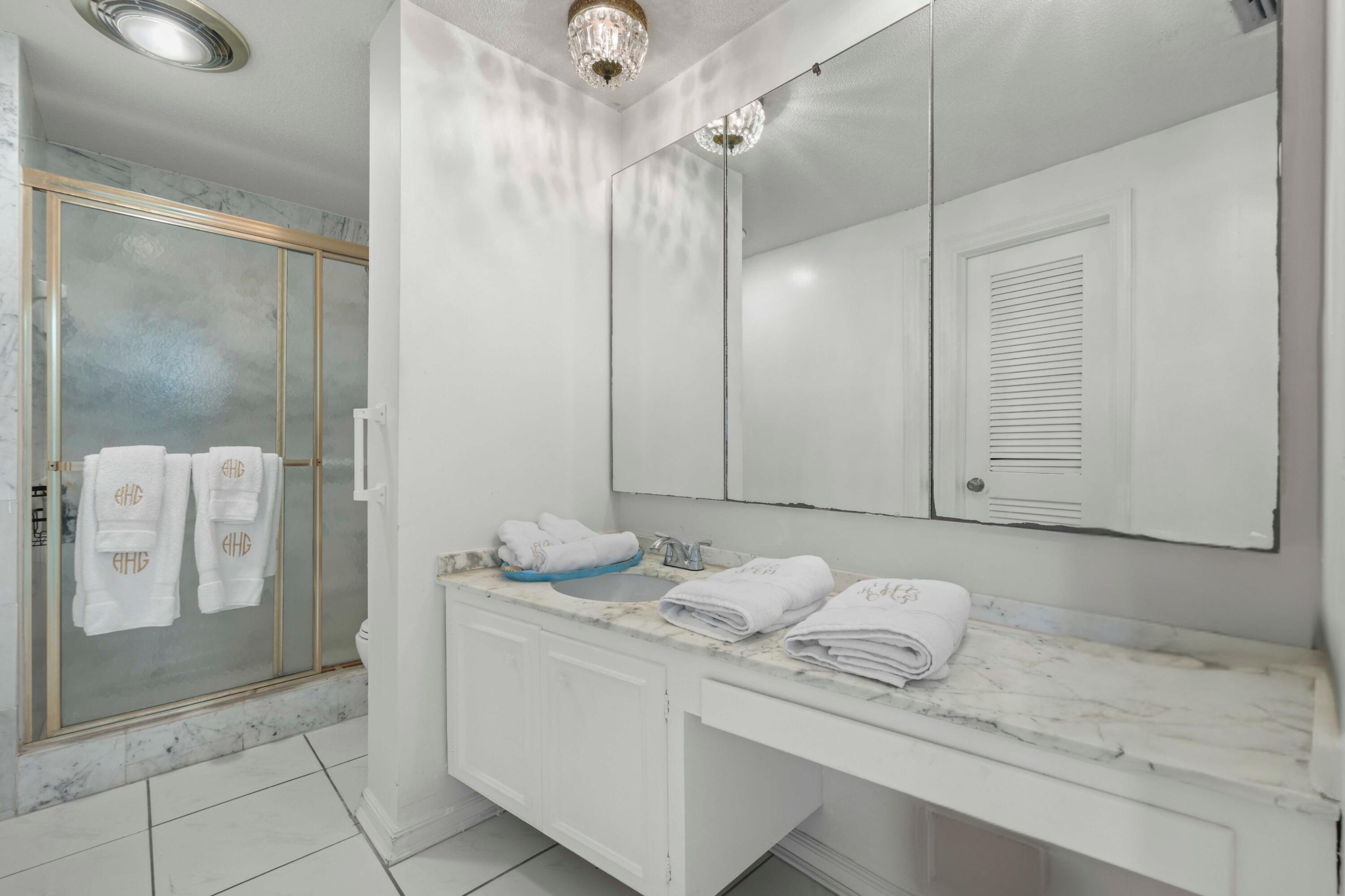 2155 Ibis Isle Road, Unit PH 3 Palm Beach, FL 33480 - Photo 27 of 42 26 - Primary Bathroom