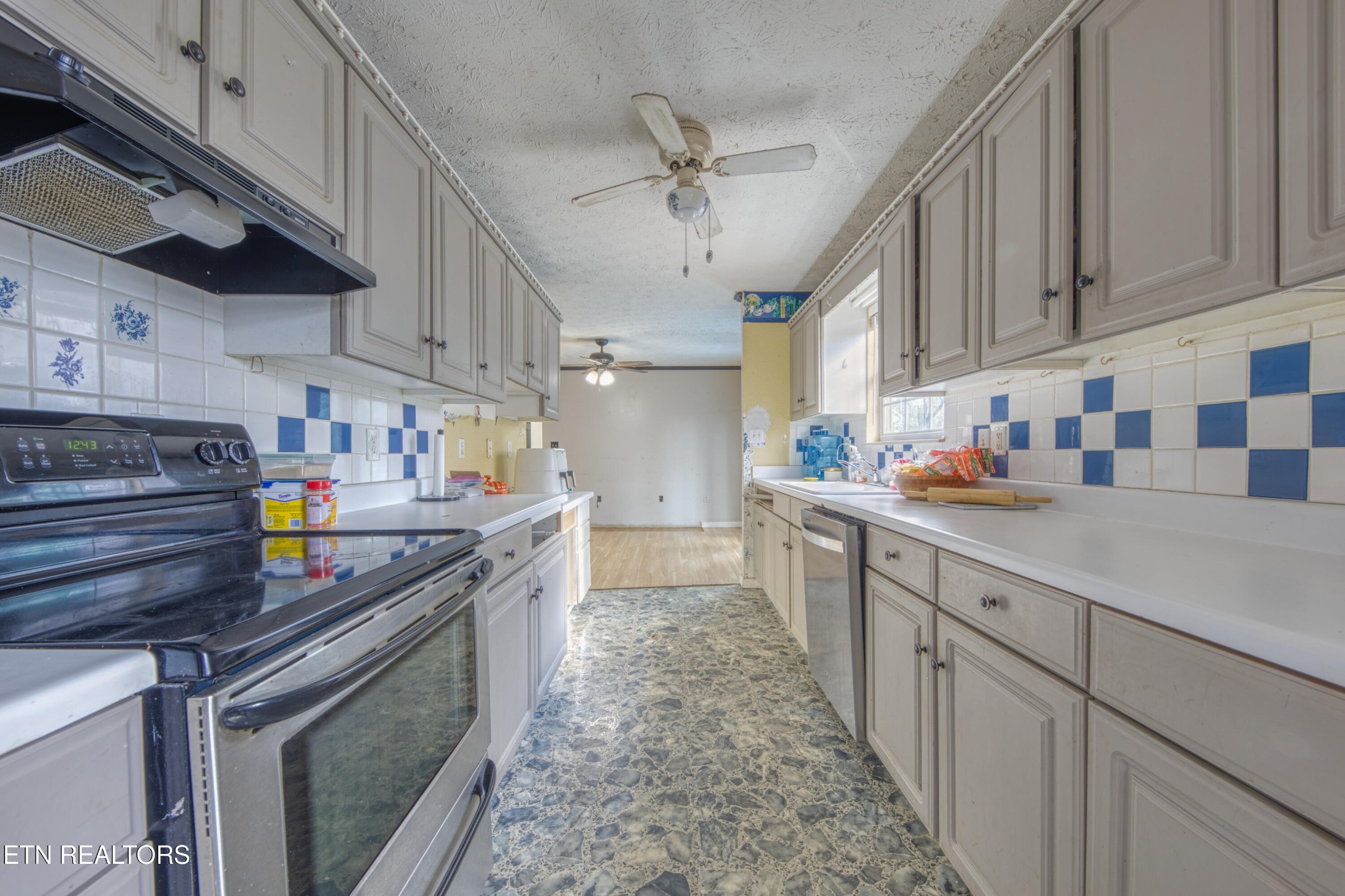 7700 McDaniel Road Knoxville, TN 37924 - Photo 12 of 18 a kitchen with stainless steel appliances granite countertop a sink stove and cabinets