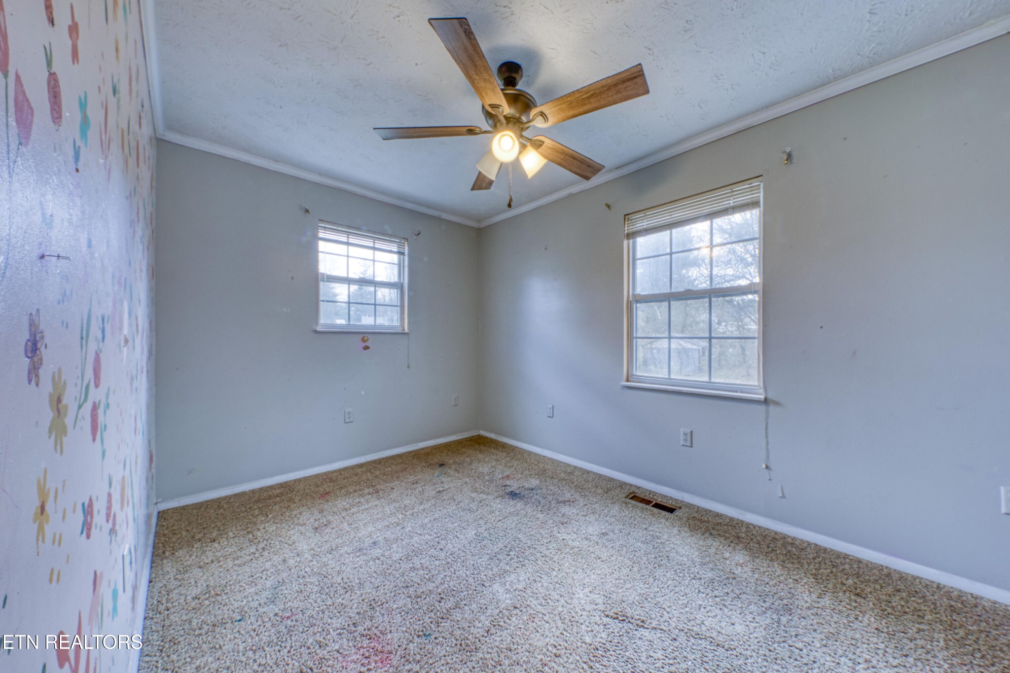7700 McDaniel Road Knoxville, TN 37924 - Photo 15 of 18 an empty room with windows and fan