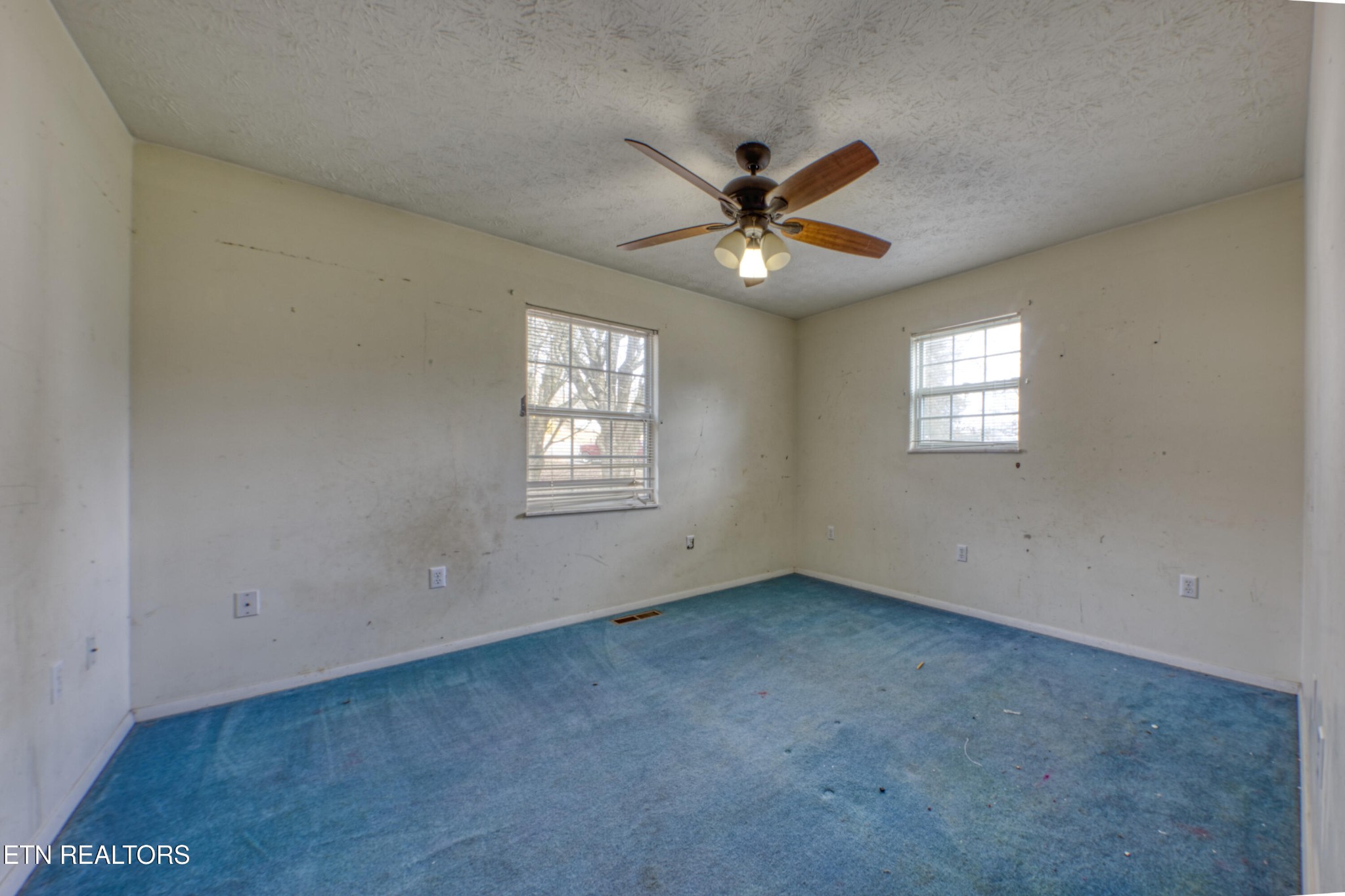 7700 McDaniel Road Knoxville, TN 37924 - Photo 16 of 18 an empty room with windows and fan
