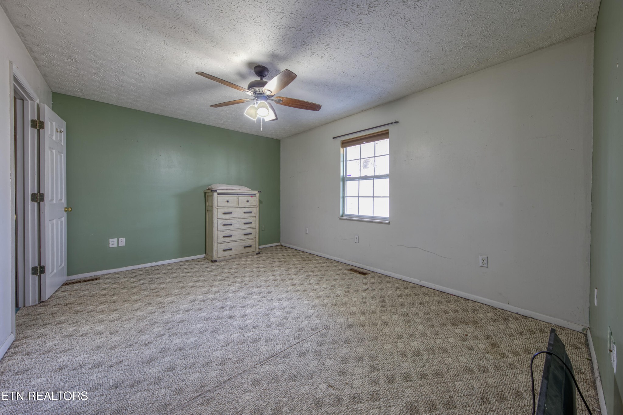 7700 McDaniel Road Knoxville, TN 37924 - Photo 18 of 18 a view of an empty room with a window