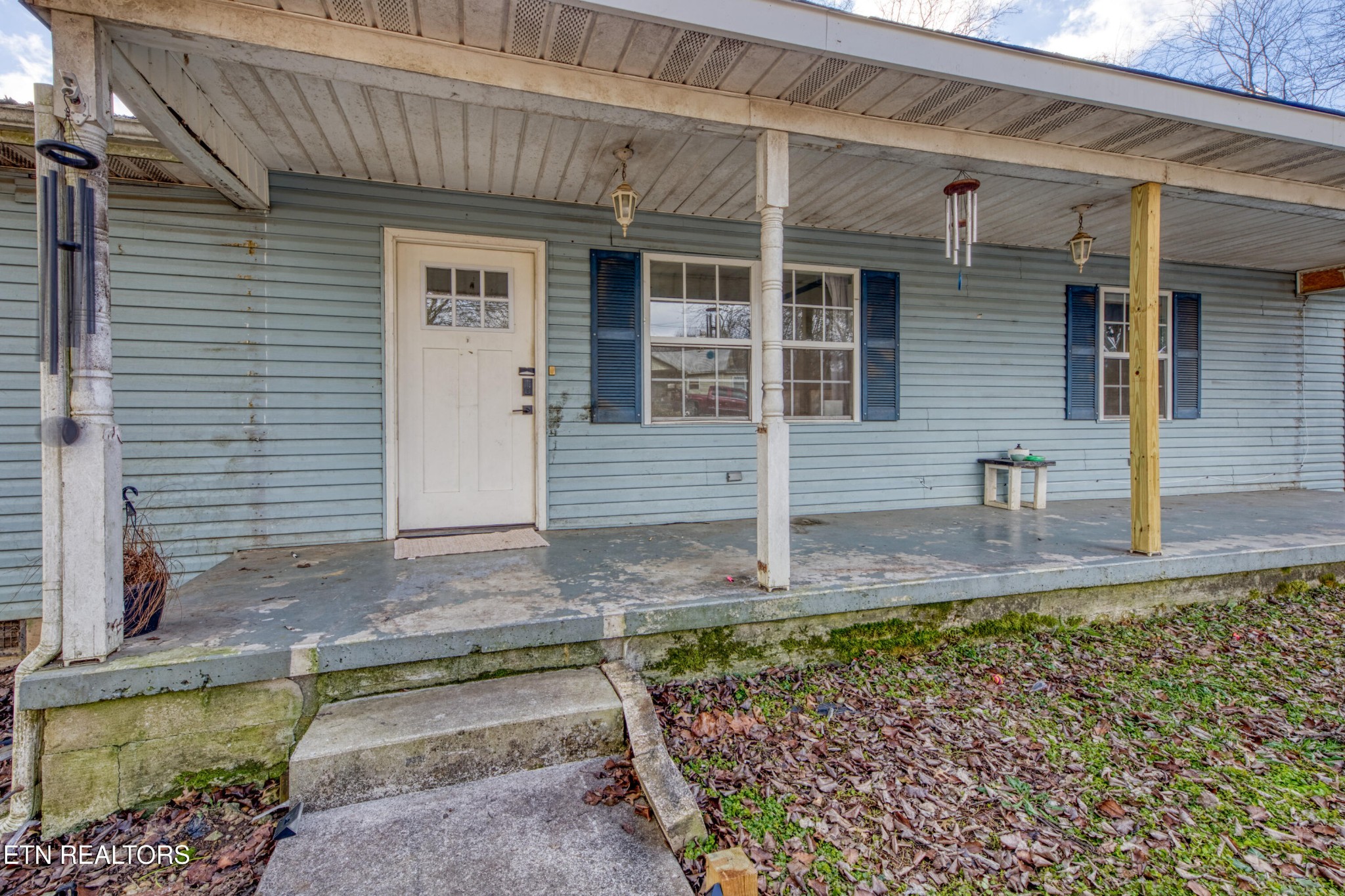 7700 McDaniel Road Knoxville, TN 37924 - Photo 2 of 18 a front view of a house with garden