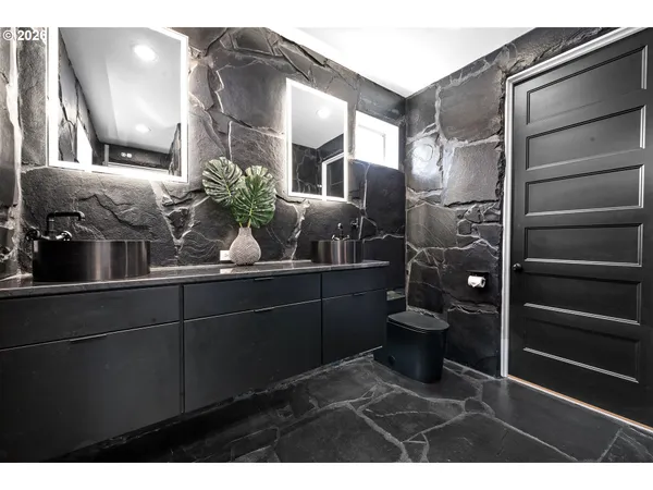 $1,879,000 | 2887 South Hemlock Street, Cannon Beach, OR 97110