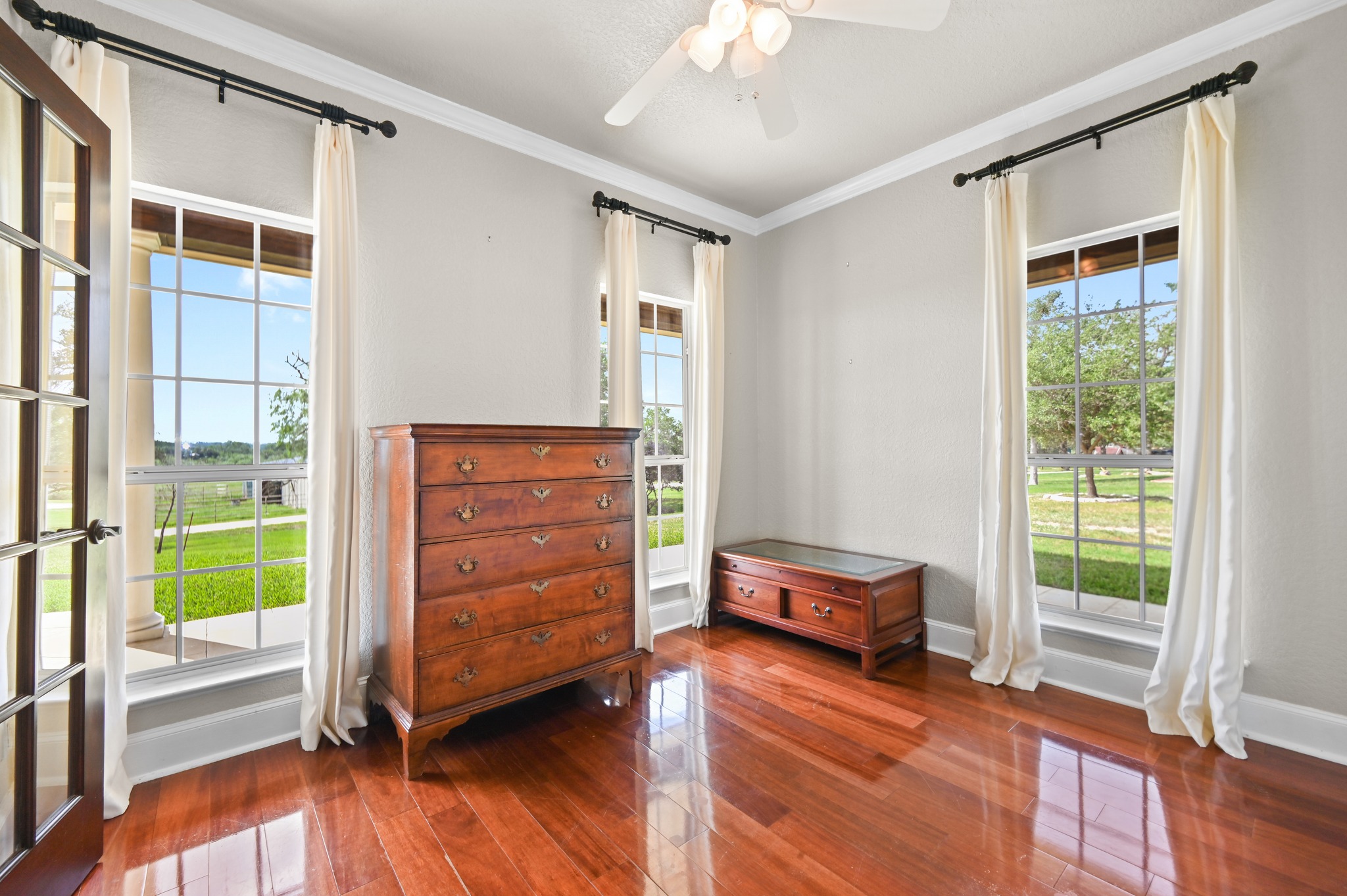 1175 Southern Way Luling, TX 78648 - Photo 24 of 40 Hardwood floors and generous windows create an inviting and well-lit interior space.