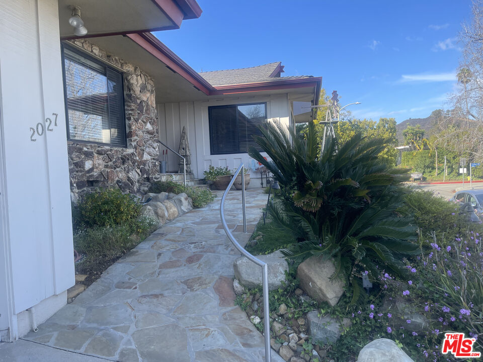 2027 Westridge Road Los Angeles, CA 90049 - Photo 2 of 44 Gallery Image 2