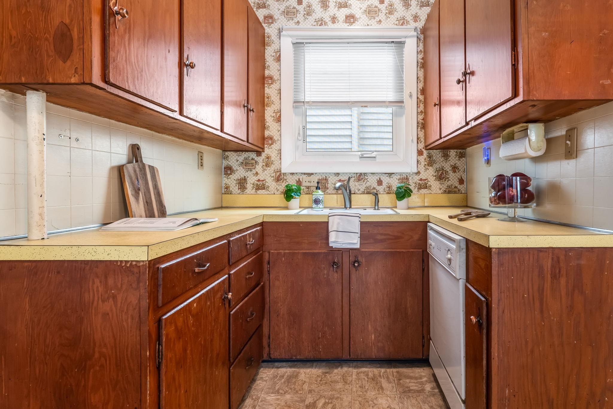 372 Orange Street Manchester, NH 03104 - Photo 14 of 34