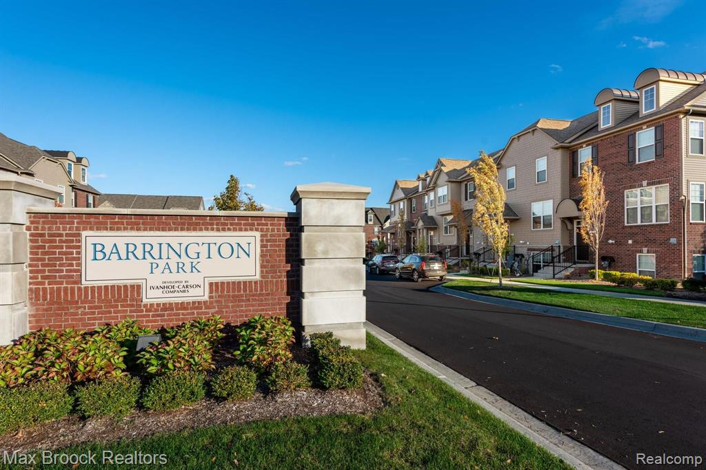 330 Glenhurst Boulevard Rochester Hills, MI 48307 - Photo 4 of 24