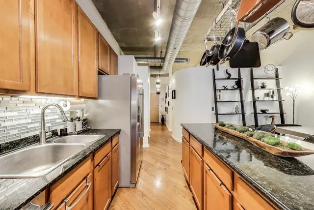 $550,000 | 1000 West Adams Street, Unit 203, Chicago, IL 60607