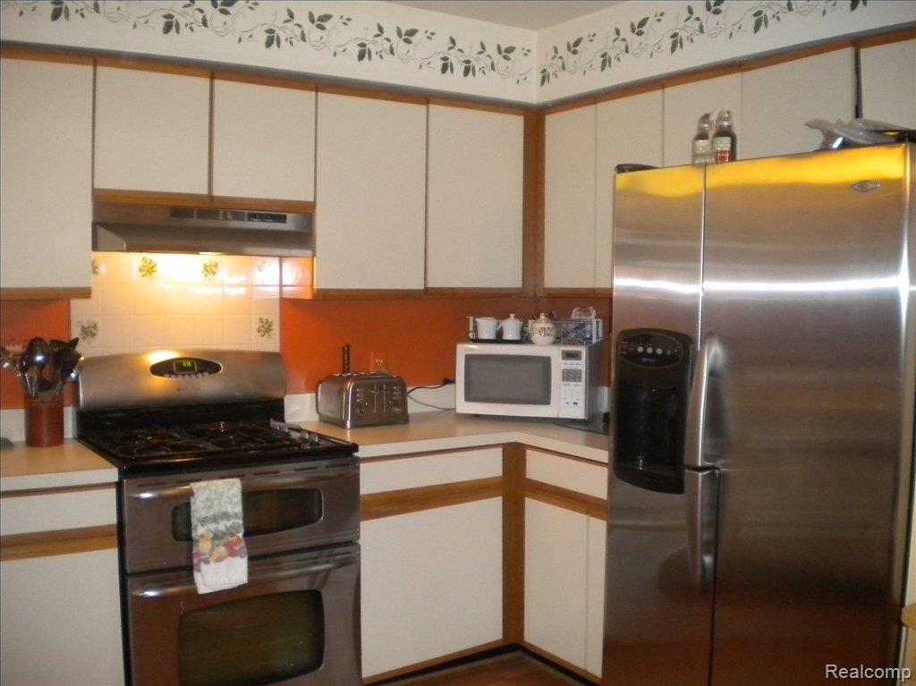 639 Ridge Road Walled Lake, MI 48390 - Photo 8 of 18 KITCHEN