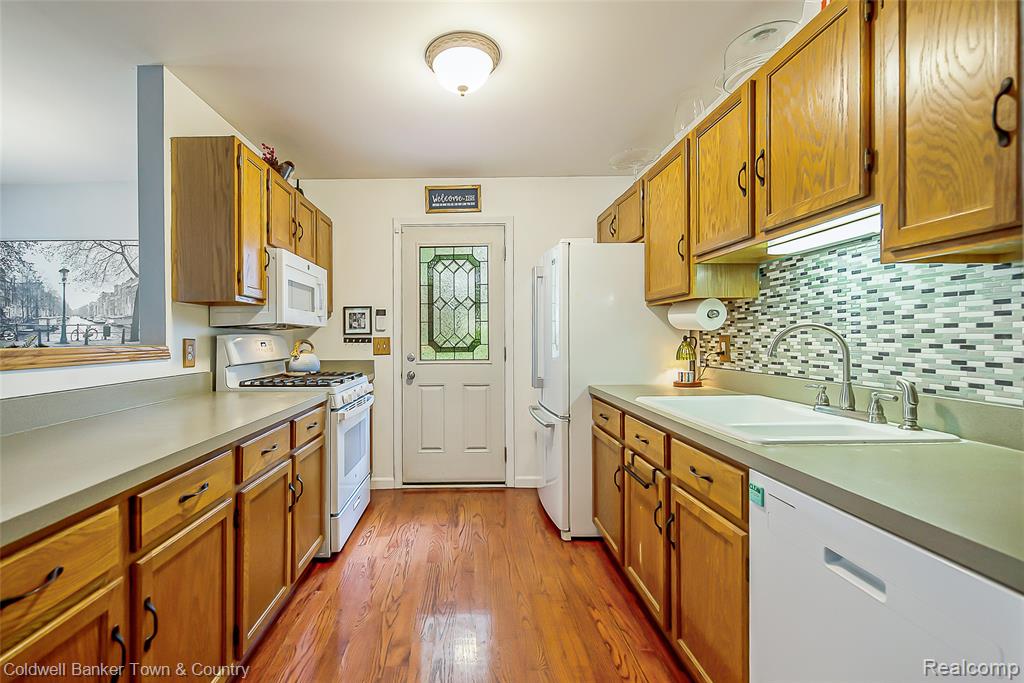 411 Springwell Lane Howell, MI 48843 - Photo 10 of 33