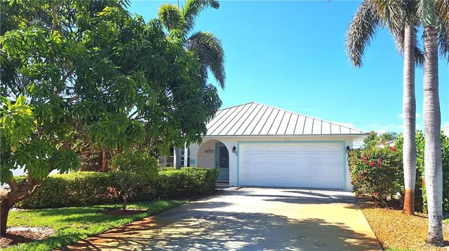 a view of an entryway with garden view