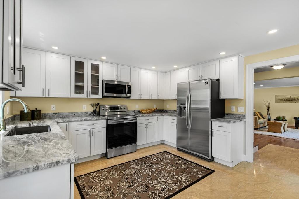8 Swansea Road Wakefield, MA 01880 - Photo 4 of 37 Gallery Image 4