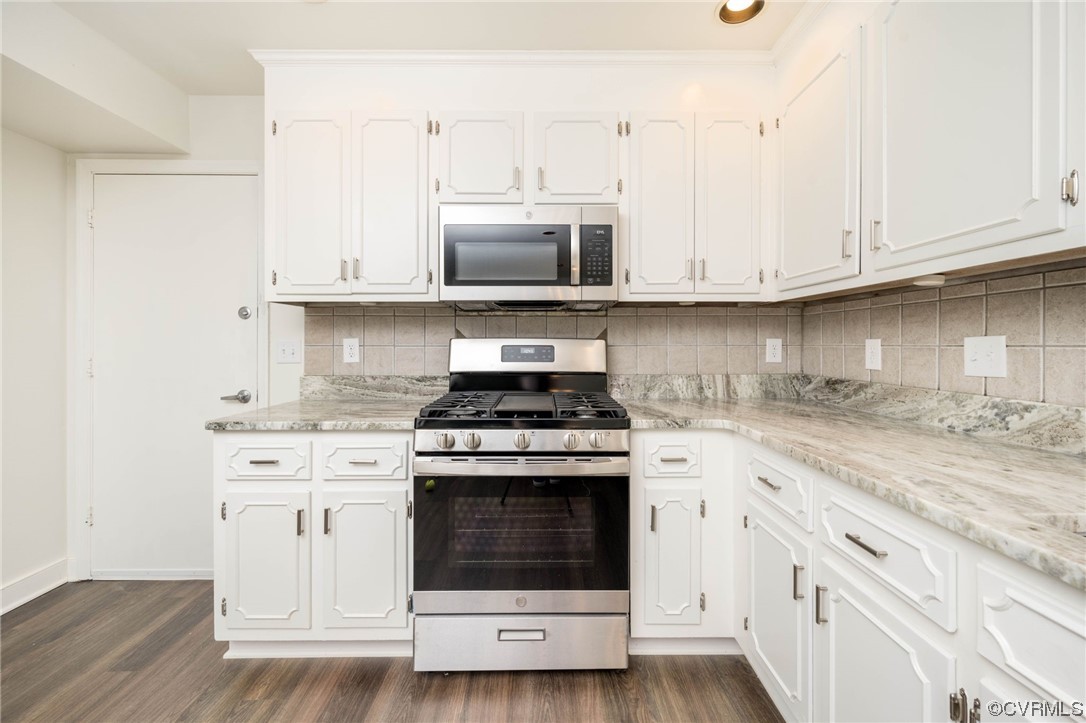 5801 Gates Mill Court Midlothian, VA 23112 - Photo 15 of 42 a white kitchen with granite countertop stainless steel appliances