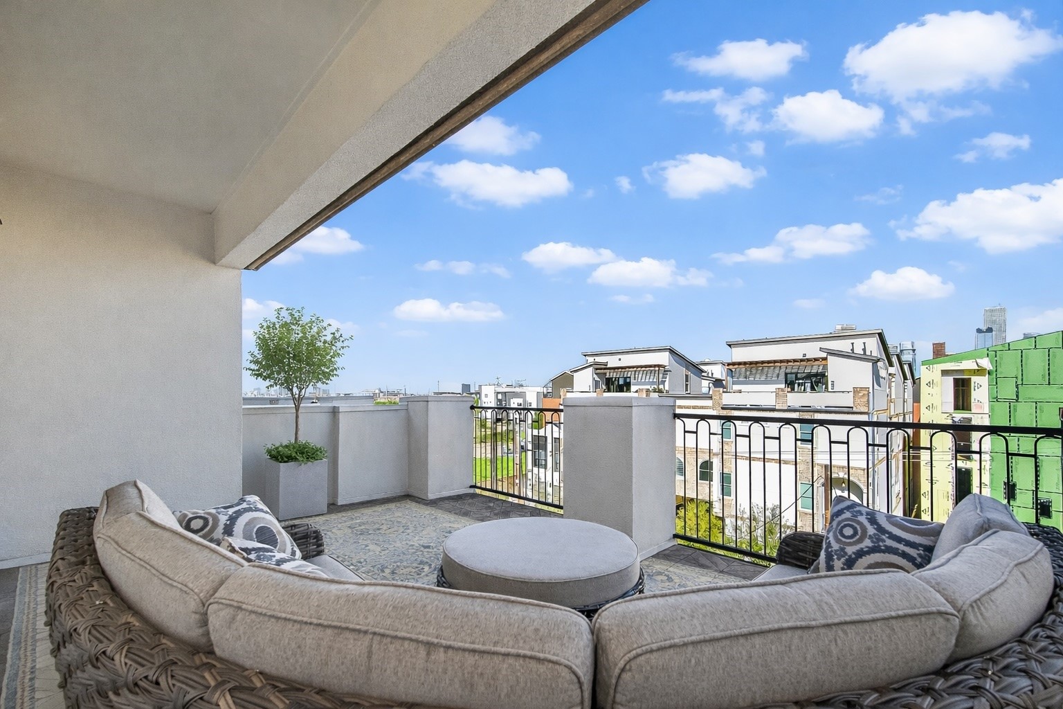 705 Delano Street Houston, TX 77003 - Photo 39 of 47 a living room with furniture