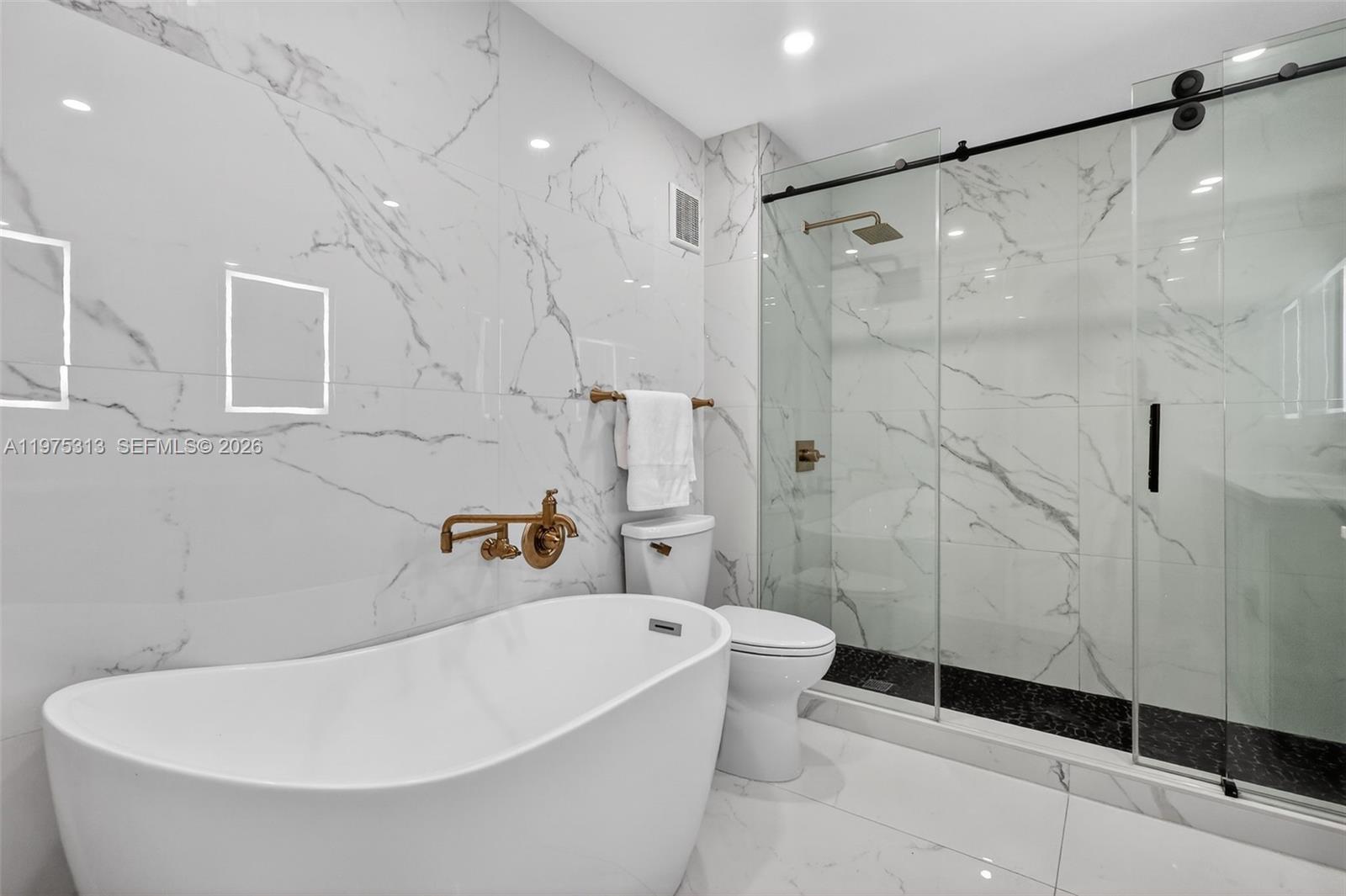 877 Northeast 195th Street, Unit 422 Miami, FL 33179 - Photo 12 of 30 Tub