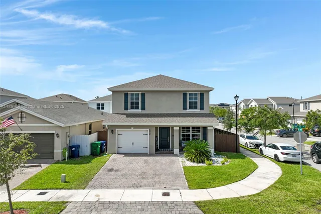 a view of a yard in front of house