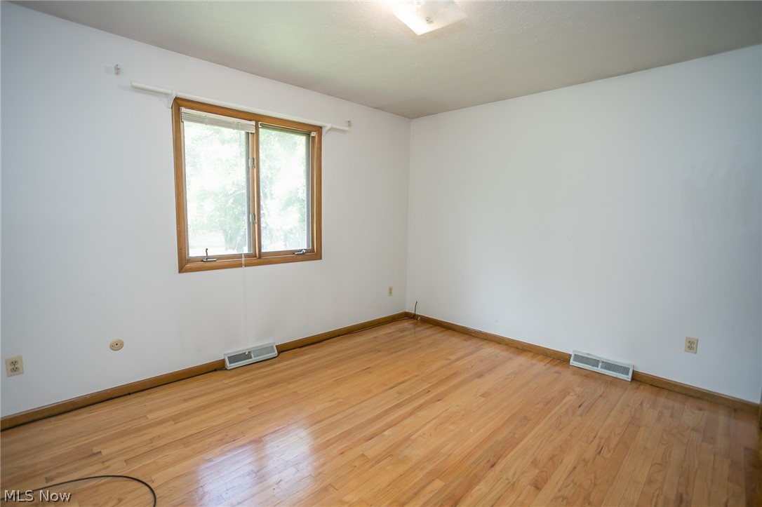 27616 Highland Road Cleveland, OH 44143 - Photo 17 of 25