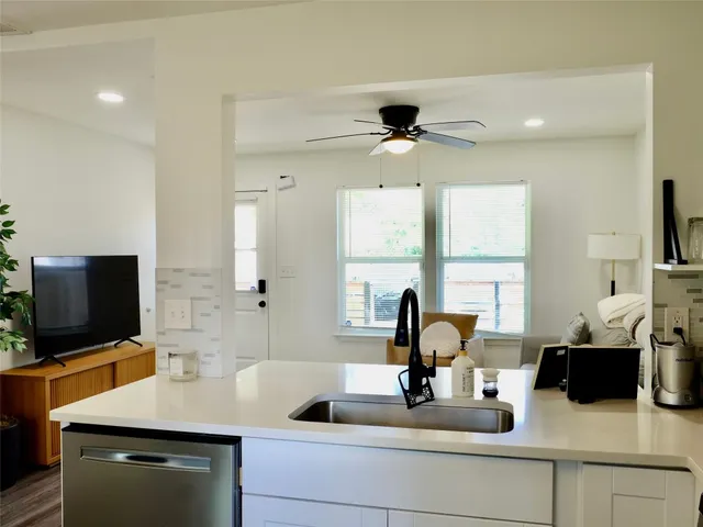 $2,000 | 1401 Marcus Place, Unit B, Austin, TX 78721