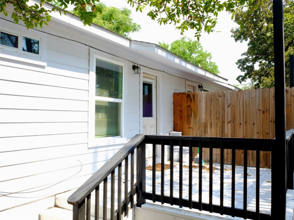 1401 Marcus Place, Unit B Austin, TX 78721 - Photo 33 of 38 a view of a balcony with window
