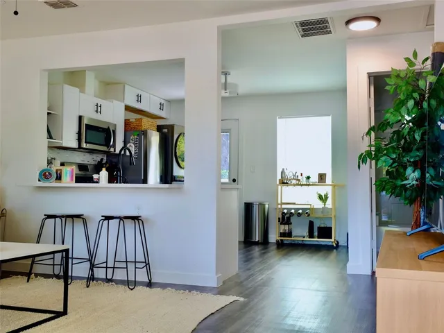 $2,000 | 1401 Marcus Place, Unit B, Austin, TX 78721