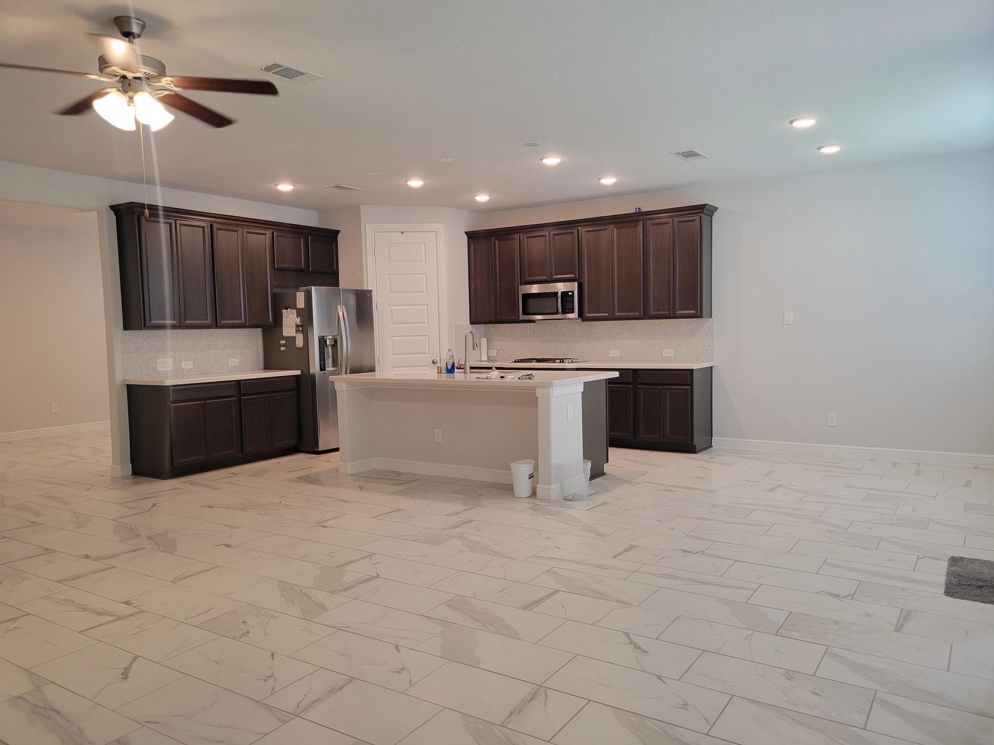 10342 Aldrin Drive Rosharon, TX 77583 - Photo 9 of 34 Gallery Image 9