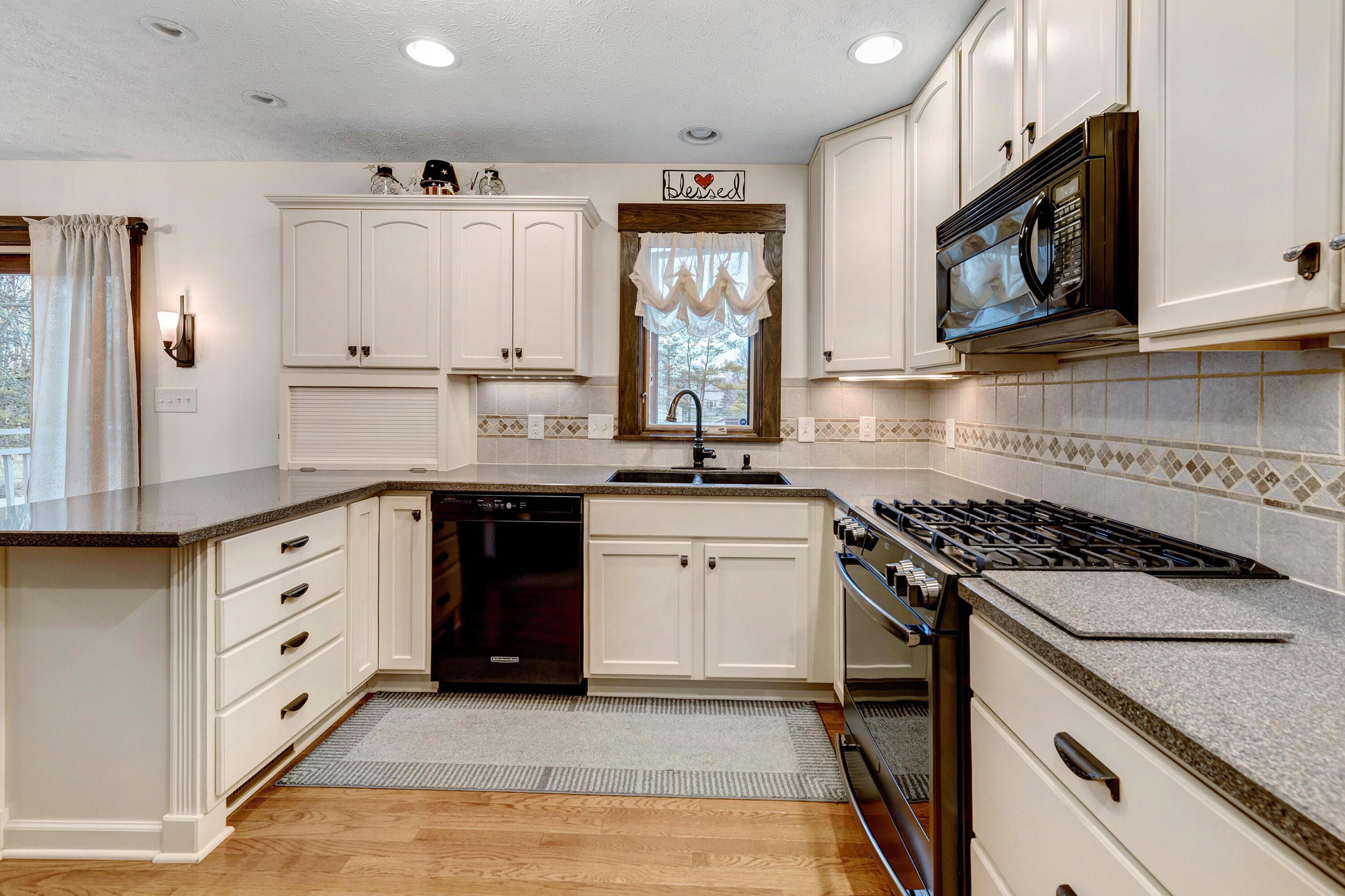 6186 Feder Road Columbus, OH 43228 - Photo 17 of 53 Kitchen