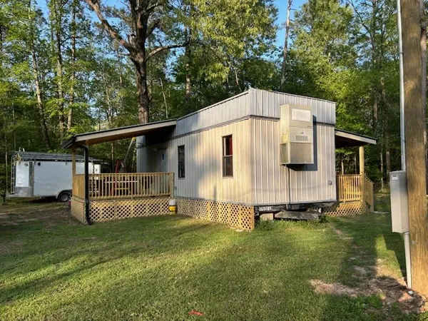 a view of a house with backyard and garden