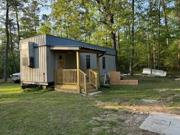 a view of a house with backyard